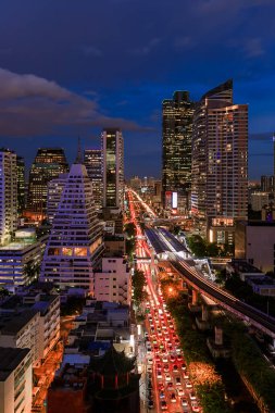 Bangkok iş bölgesi cityscape gökdelen alacakaranlıkta, Tayland ile