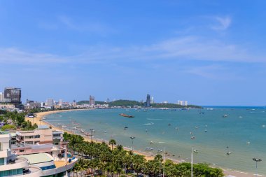 Güneşli bir günde Pattaya Körfezi sahil limanı ve şehri, Chonburi, Tayland