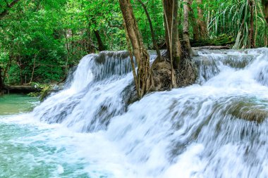 Huai Mae Khamin Şelalesi Seviye 7, Khuean Srinagarindra Ulusal Parkı, Kanchanaburi, Tayland; yüksek kepenk hızı, donma hızı, hareket yok
