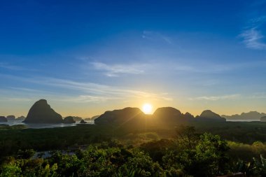 Samet Nangshe 'nin Phuket, Tayland yakınlarındaki Andaman Denizi' nde Mangrov ormanları ve dağları ile birlikte gün doğumunda Phnag-nga Körfezi manzarası üzerine güzel bakış açısı