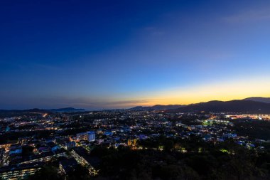 Alacakaranlık sırasında Khao Rang Hill Parkı 'ndan Phuket şehri hava manzarası