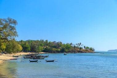 Rawai Sahili 'nde kristal berrak turkuaz mavi deniz ve balıkçı teknesi ile balıkçı köyü, Phuket, Tayland