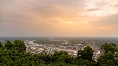 Pak Nam Chumphon kasabası, balıkçı köyü ve Khao Matsee nehrinden gün batımında manzaralı bir manzara.