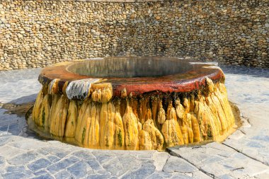 Raksa Warin parkındaki ünlü doğal kaplıca kuyusu, Ranong, Tayland.