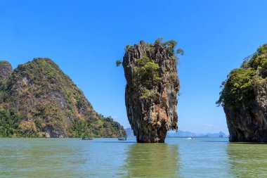 Muhteşem ve güzel Tapu ya da James Bond Adası, Phang-Nga Körfezi 'nin en ünlü turistik noktası, Tayland, Phuket yakınlarında.