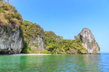 Koh Hong Adası 'nda lagün körfezi yakınında sahil, Tayland, Krabi' de Andaman denizi.