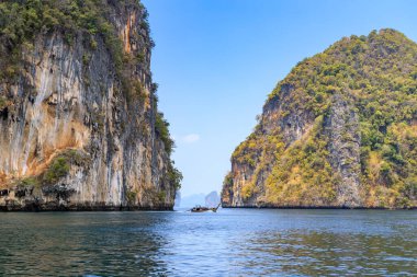 Andaman Denizi, Krabi, Tayland 'daki Pak Ka Adası' ndaki dağ yamacı duvarı ve kanalı.