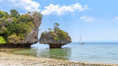 Andaman Denizi, Krabi, Tayland 'daki Koh Phak Bia Adası' ndaki sahilde mantar ya da şemsiye şekilli kaya.