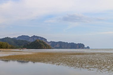 Gün batımında Railay yakınlarındaki NopPharat Thara Sahili, Krabi, Tayland