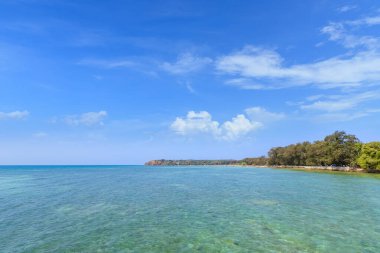 Rawai Sahili, Phuket, Tayland 'da kristal berrak turkuaz mavi deniz