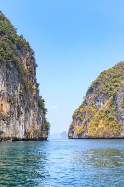 Andaman Denizi, Krabi, Tayland 'daki Pak Ka Adası' ndaki dağ yamacı duvarı ve kanalı.