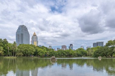 Bangkok iş merkezi mavi gökyüzü olan bir parkın manzarası