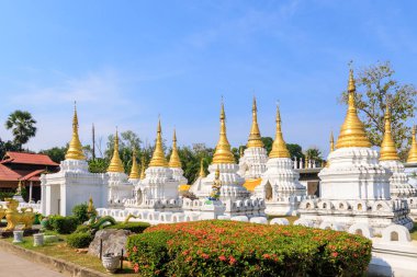 Wat Phra Chedi Sao Lang ya da Tayland Lampang 'daki yirmi pagoda tapınağı.