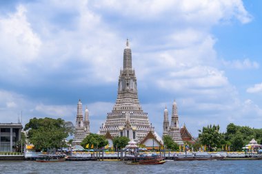 Wat Arun Ratchawararam (Şafak Tapınağı) ve beş pagoda, Bangkok, Tayland 'da ünlü turizm beldesi
