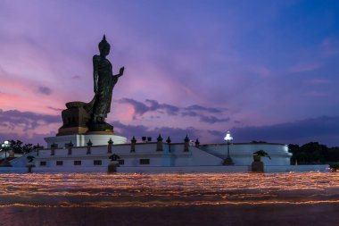 Vesak Günü alacakaranlıkta Buda heykeli etrafında mum töreni ya da Phuttha Monthon Budist Parkı 'nda Buda' nın doğum günü, Nakhon Pathom, Tayland