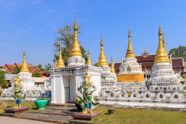 Wat Phra Chedi Sao Lang ya da Tayland Lampang 'daki yirmi pagoda tapınağı.