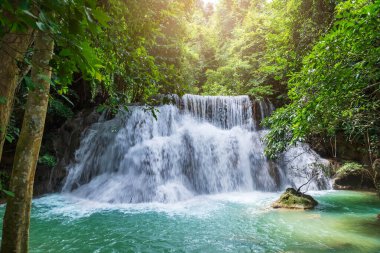 Huai Mae Khamin Şelalesi Seviye 3, Khuean Srinagarindra Ulusal Parkı, Kanchanaburi, Tayland; yüksek kepenk hızı, donma hızı, hareket yok