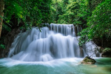 Huai Mae Khamin Şelalesi Seviye 3, Khuean Srinagarindra Ulusal Parkı, Kanchanaburi, Tayland