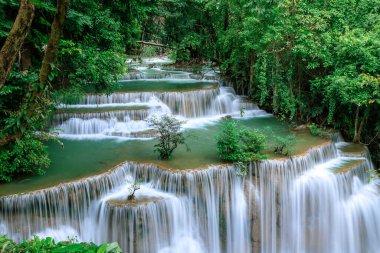 Huai Mae Khamin Şelalesi Seviye 4, Khuean Srinagarindra Ulusal Parkı, Kanchanaburi, Tayland