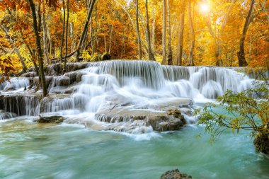Sonbahar boyunca Ulusal Park Ormanı 'nda renkli görkemli şelale - Görüntü