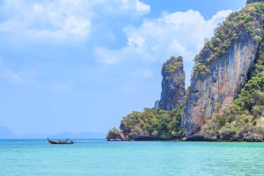 Andaman Denizi 'ndeki Koh Phak Bia Adası' ndaki güzel kristal berrak su Tayland, Krabi 'de.