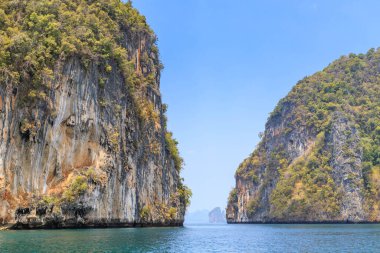 Andaman Denizi, Krabi, Tayland 'daki Pak Ka Adası' ndaki dağ yamacı duvarı ve kanalı.
