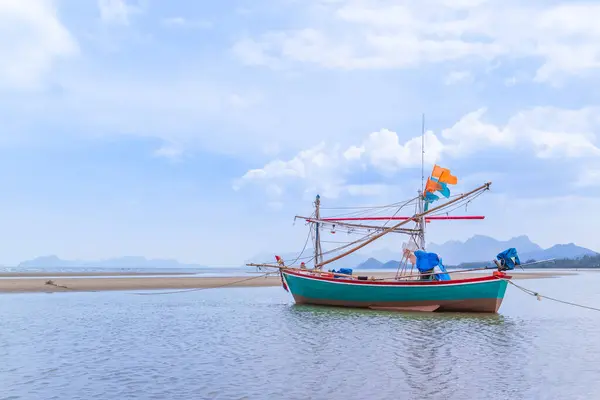 Bateau Pêche Sur Plage Près Village Pêcheurs Montagne Khao Kalok — Photo