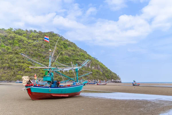 Fiskebåt Stranden Nær Fiskerlandsbyen Khao Kalok Nær Hua Hin Thailand – stockfoto