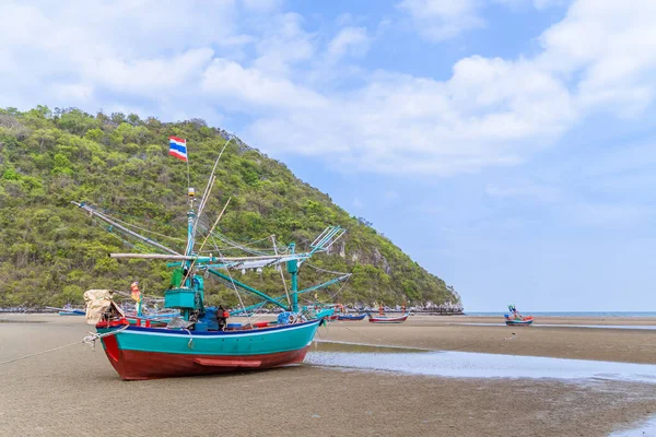 Bateau Pêche Sur Plage Près Village Pêcheurs Montagne Khao Kalok — Photo