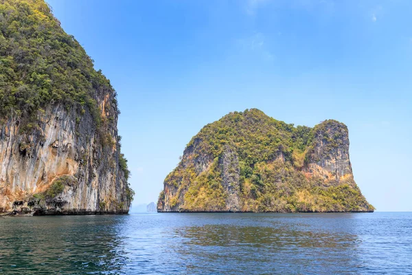 Andaman Denizi, Krabi, Tayland 'daki Pak Ka Adası' ndaki dağ yamacı duvarı ve kanalı.