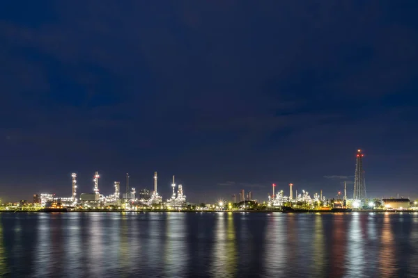 Erdölraffinerie Der Nacht Petrochemie Und Energiewirtschaft Mit Reflektion Auf Dem — Stockfoto