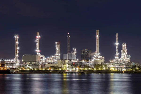 Erdölraffinerie Der Nacht Petrochemie Und Energiewirtschaft Mit Reflektion Auf Dem — Stockfoto