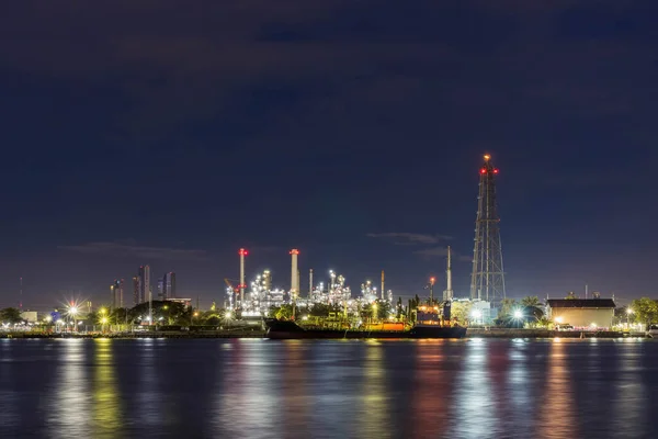 Oljeraffinaderi Natten Petrokemisk Industri Och Energiindustri Med Reflexion Över Floden — Stockfoto