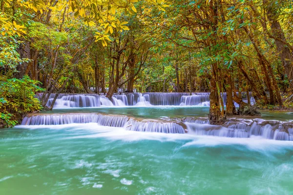 Kolorowy Majestatyczny Wodospad Lesie Narodowym Jesienią Obraz — Zdjęcie stockowe