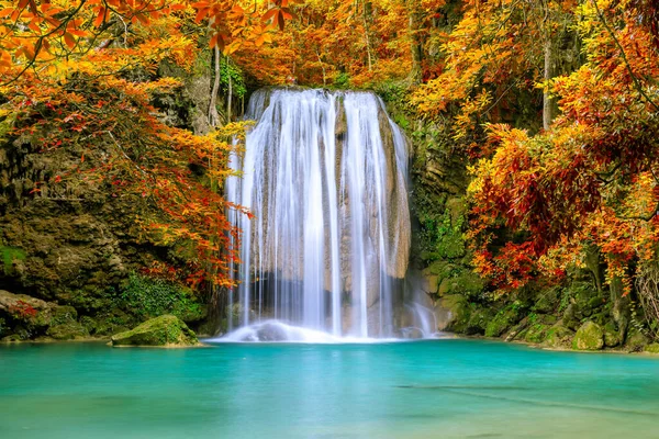 秋の国立公園の森の中のカラフルな壮大な滝 — ストック写真