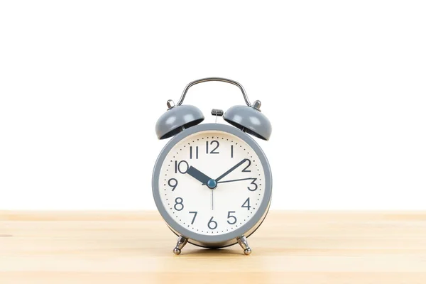 Beyaz Arka Plandaki Ahşap Masada Gri Alarm Saati — Stok fotoğraf