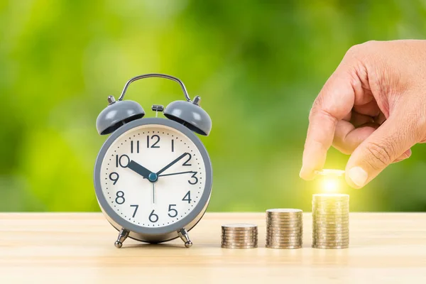 Muntstapel Wekker Houten Bureau Met Hand Zetten Geld Groene Boom — Stockfoto