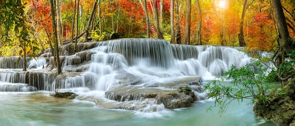 Sonbahar boyunca Ulusal Park Ormanı 'nda renkli görkemli şelale.