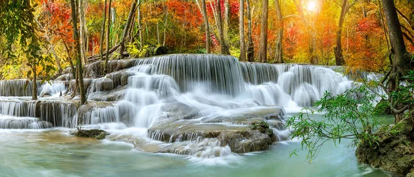 秋の国立公園の森の中のカラフルな壮大な滝 パノラマ ロイヤリティフリーのストック写真