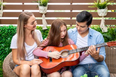Mutlu aile şarkı söylüyor ve bahçedeki müziğin tadını çıkarıyor. Babam geldi.
