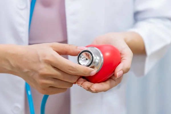 Läkaren Håller Rött Hjärta Handen Och Diagnostisera Med Stetoskop — Stockfoto