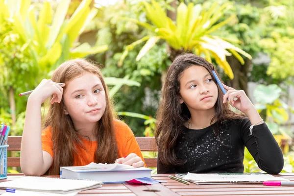 Gyerekek Lányok Csinál Házi Feladatot Rajz Együtt Kertben Otthon Gondolkodás — Stock Fotó