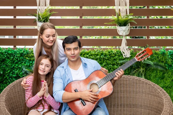 幸せな家族はギターを演奏し 家の庭で音楽を楽しみ 家族関係の概念 — ストック写真