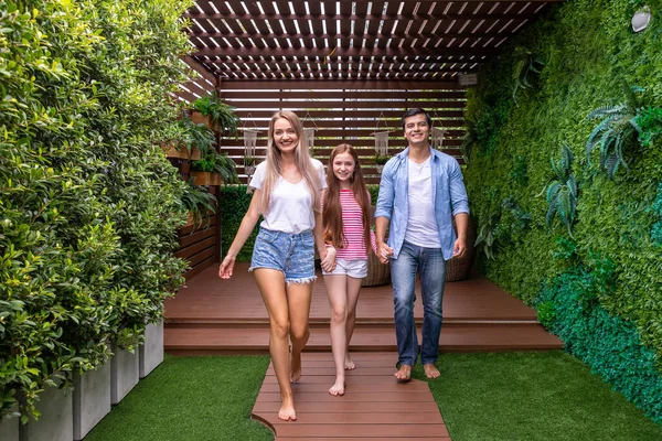 Familia Feliz Caminando Mano Jardín Con Sonriente Concepto Unión — Foto de Stock