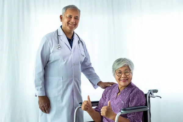 Pria Pria Dokter Medis Dengan Wanita Tua Wanita Tua Pasien — Stok Foto