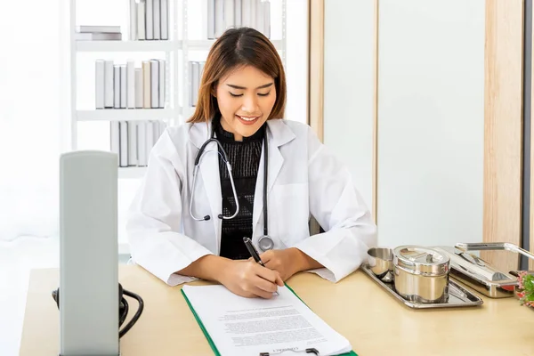 Retrato Médico Asiático Sonriente Sentado Escritorio Hospital Clínica Oficina Usando — Foto de Stock