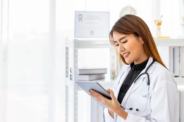 Asiático Médico Femenino Utilizando Tableta Digital Hospital Clínica Oficina Con — Foto de Stock