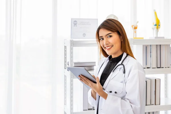 Asiático Médico Femenino Utilizando Tableta Digital Hospital Clínica Oficina Con — Foto de Stock