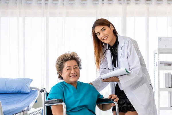 Asiático Médico Cuidar Senior Anciano Mujer Paciente Silla Ruedas Mirando — Foto de Stock