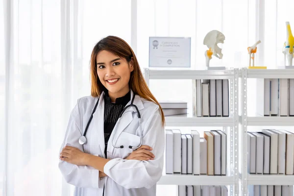 Retrato Una Silla Ruedas Asiática Atractiva Sonriente Del Doctor Médico —  Fotos de Stock